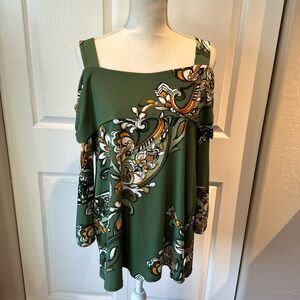 This is a cold shoulder long sleeved blouse from the JM collection, in a medium